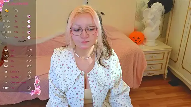 JuicyLullu from StripChat is Freechat