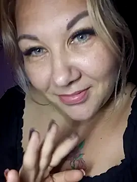 Karamelkaxq from StripChat