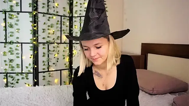KelleDomin from StripChat is Freechat