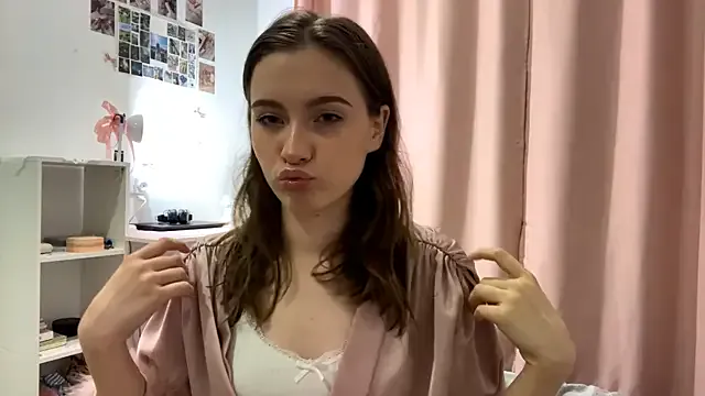 Kira_Sanders from StripChat is Freechat