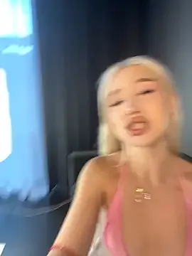 Kiss_Aurora from StripChat is Freechat