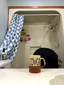 KLoveeee from StripChat is Freechat