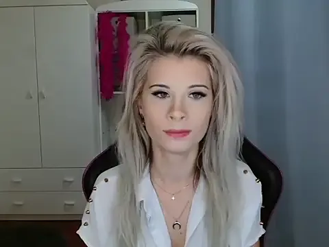 KristineGlow from StripChat is Freechat