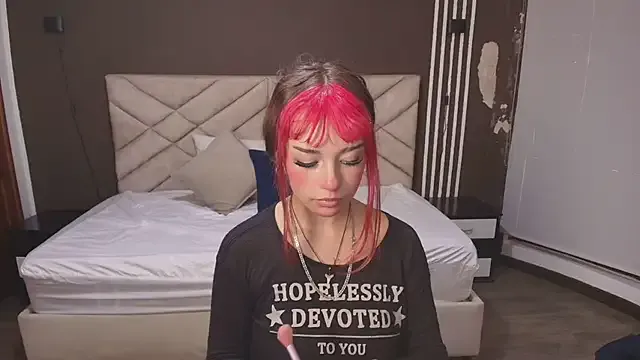 Laracooper_ from StripChat is Freechat