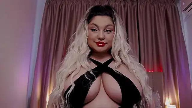 LarissaQuinn from StripChat is Freechat
