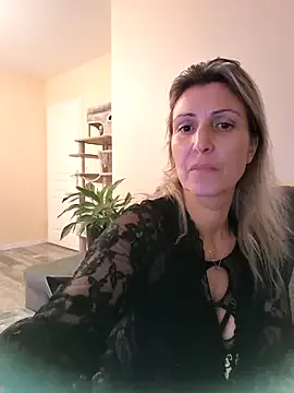 laura1076 from StripChat is Freechat