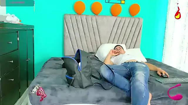 Laura_King from StripChat is Freechat