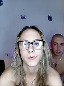 Laurazec from StripChat is Freechat