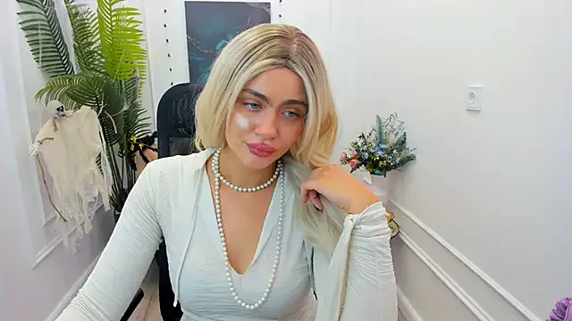 LeslieMineg from StripChat is Freechat