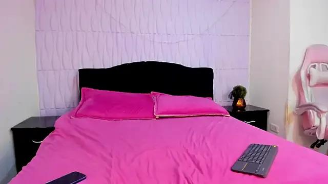 LilaRoussexx from StripChat is Freechat