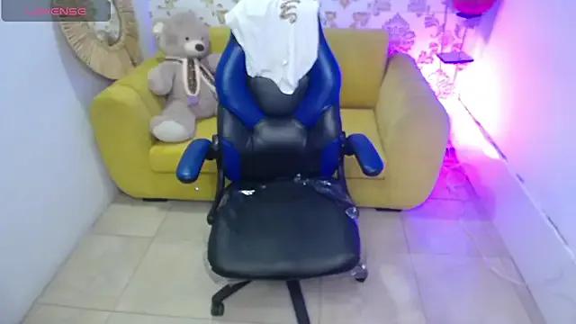 Lily_rousee_m from StripChat is Freechat