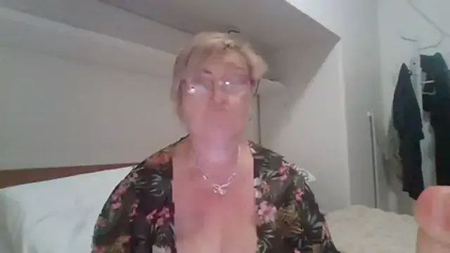 LindaL from StripChat is Freechat