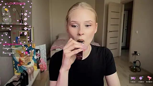 lisa_barbie from StripChat is Freechat