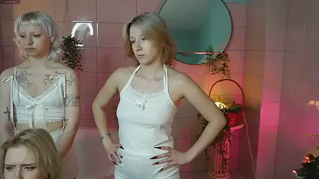 LollyMi from StripChat is Freechat