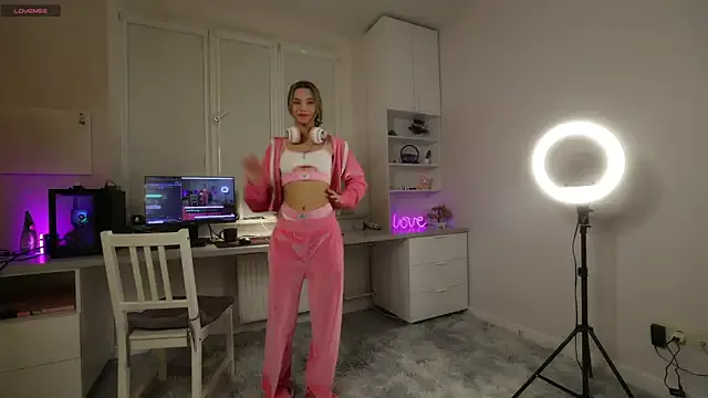 lovekissmes from StripChat is Freechat