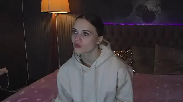 LuisaClover from StripChat is Freechat