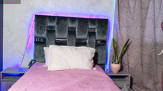 Luna_sophya from StripChat