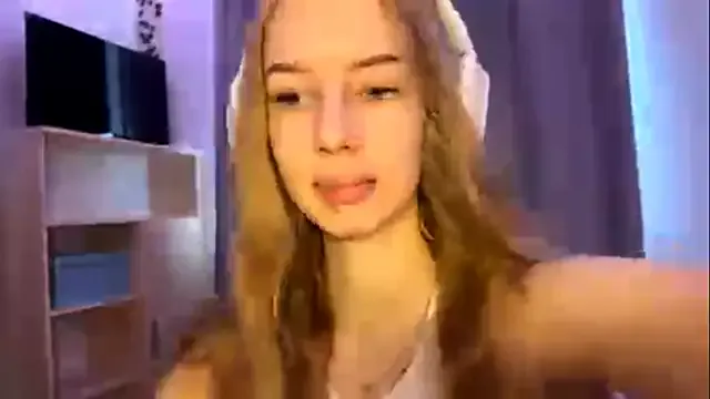 LunaCrave from StripChat is Freechat