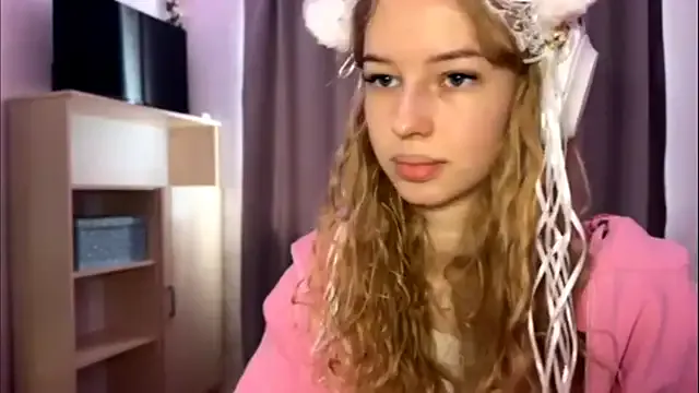 LunaCrave from StripChat is Freechat
