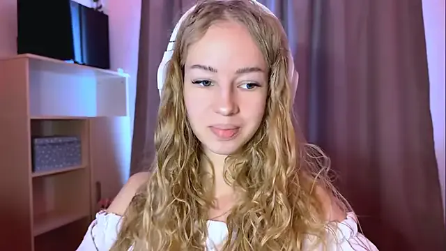 LunaCrave from StripChat is Freechat