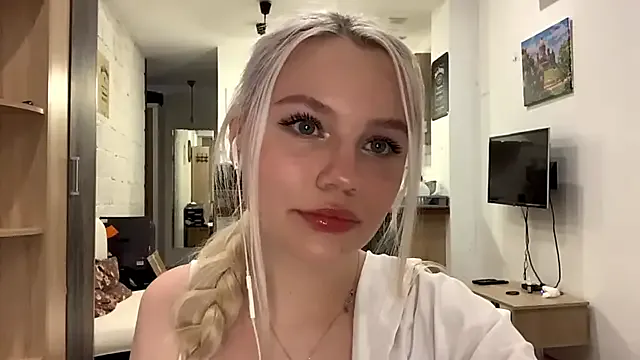 LupeLewitt from StripChat is Freechat