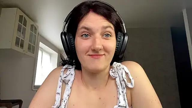 LyndaLewi from StripChat is Freechat