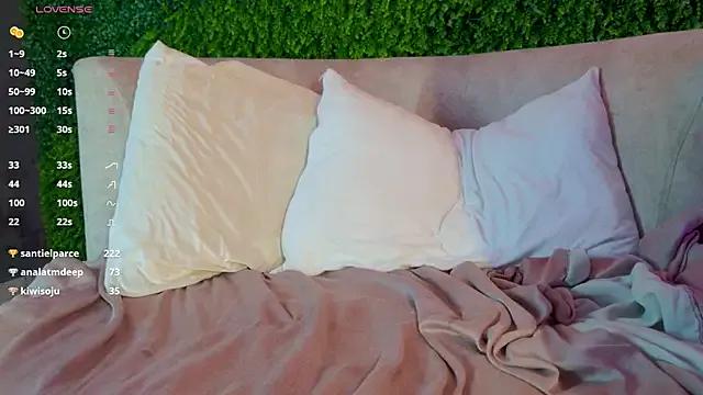 Mariapettit from StripChat is Freechat