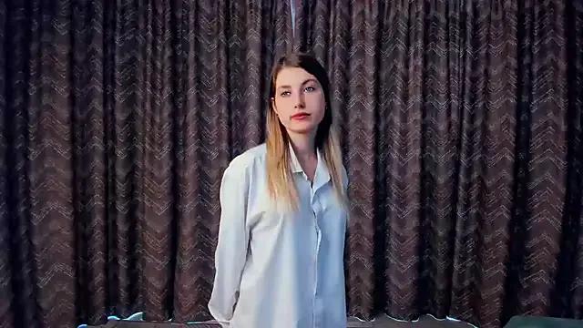 MartiRoyal from StripChat is Freechat