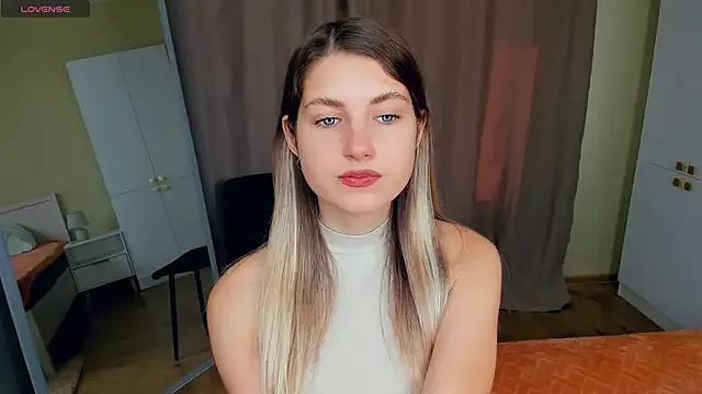 MartiRoyal from StripChat is Freechat
