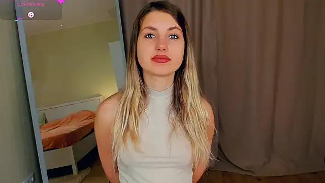 MartiRoyal from StripChat is Freechat