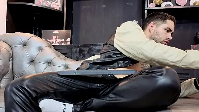 matteosantos from StripChat is Freechat