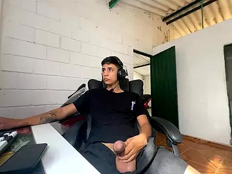 Max_TheHorseDick from StripChat is Freechat