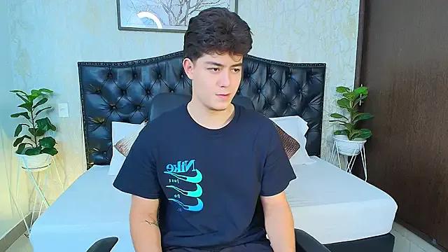 MaxxiCruz from StripChat is Freechat