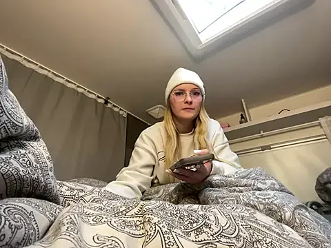 melanieTesss from StripChat is Freechat