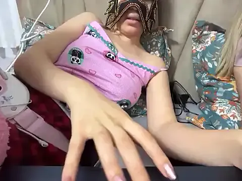 menikay from StripChat is Freechat