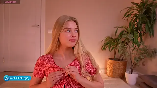 Miablueye from StripChat is Freechat