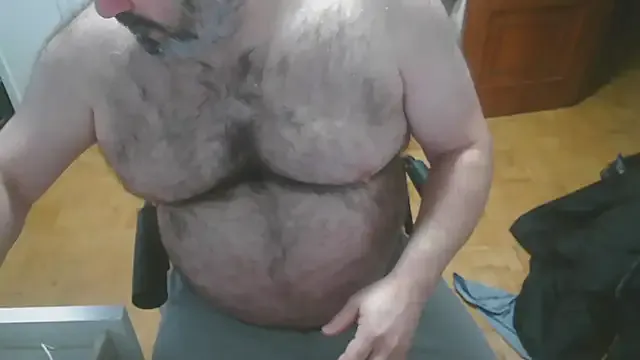 mikeyhotbear from StripChat is Freechat