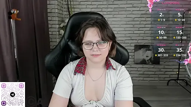 Mila__Cutee from StripChat is Freechat