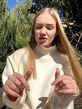 MilaMoone from StripChat is Freechat
