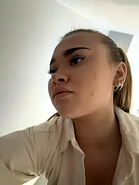 MilaRaven from StripChat is Freechat