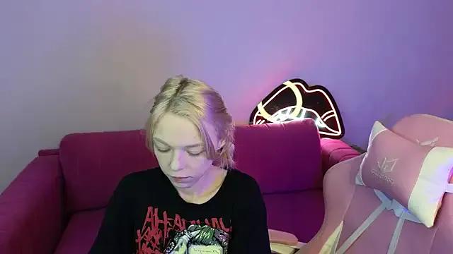 MillaHolt from StripChat is Freechat