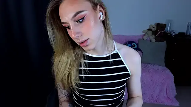 MiraBella10 from StripChat is Freechat