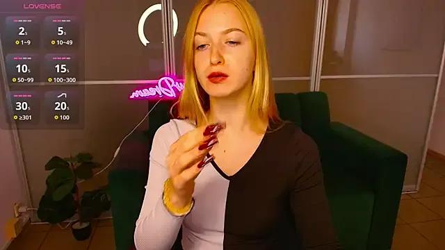 MirandaMayers from StripChat is Freechat