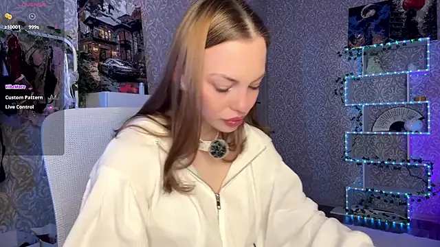 MiraVandee from StripChat is Freechat