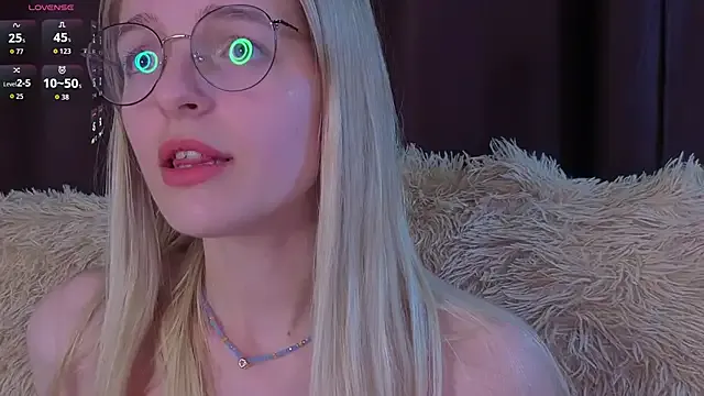 MonicaShiny from StripChat is Freechat