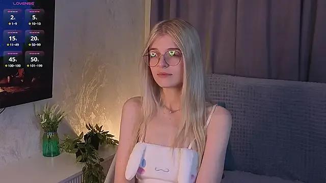 MonicaShiny from StripChat is Freechat