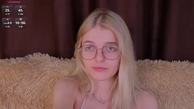 MonicaShiny from StripChat is Freechat