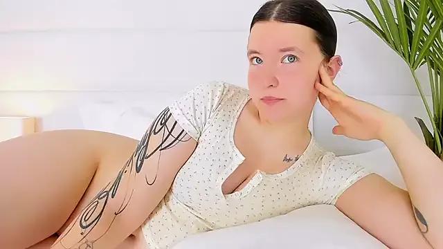MoonAngelic from StripChat is Freechat