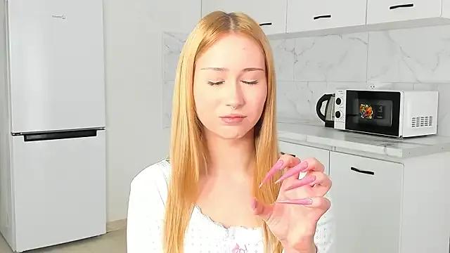 MoonPetal from StripChat is Freechat