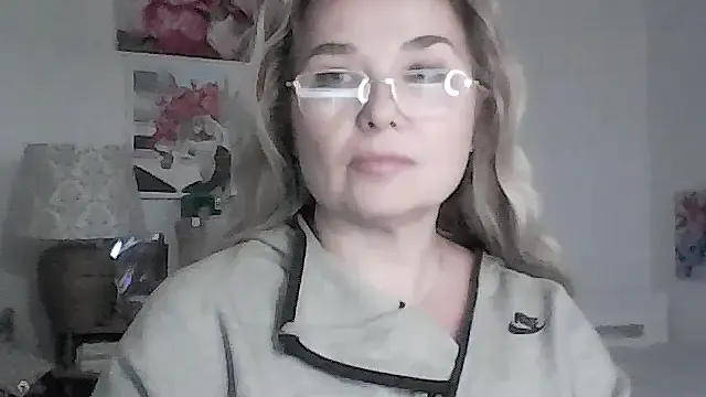 Myrienna from StripChat is Freechat